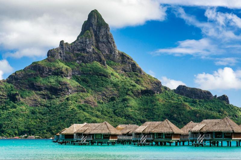 オテマヌ山と水上バンガロー（Photo by：Intercontinental BoraBora Resort Thalasso Spa）