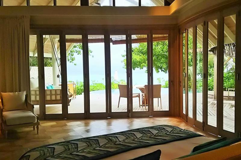 ビーチに面した扉は、ミライドゥの特徴的な大きなスライド式のガラス窓。窓を開ければオープンエアーの開放的なお部屋になります