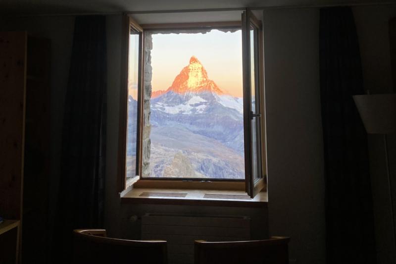 3100クルムホテルゴルナーグラートから見たマッターホルンのモルゲンロート（朝焼け）