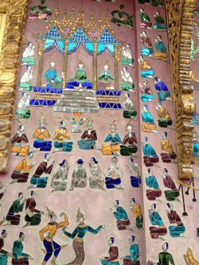 「ワット マイ」ガラスのモザイクが壁一面に施されて見事です！庶民や王族の暮らしが描かれています。