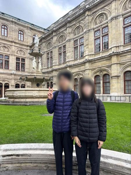 ウィーン国立歌劇場 ツーショット。ガイドさんに最初に案内いただいた建物。2日後鑑賞するオペラが楽しみ！