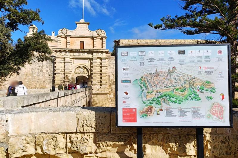 古都イムディーナの城壁に囲まれた街の地図とイムディーナ門
