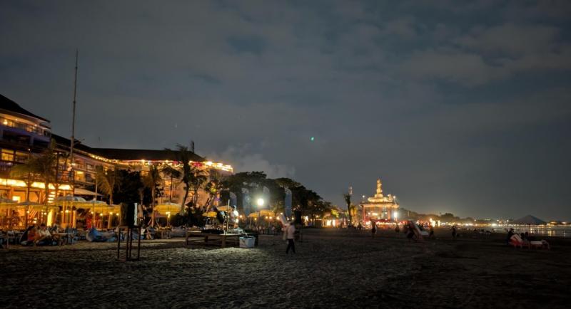 ホテルから歩いてすぐのビーチは、夜景がキラキラしていてとてもきれいでした