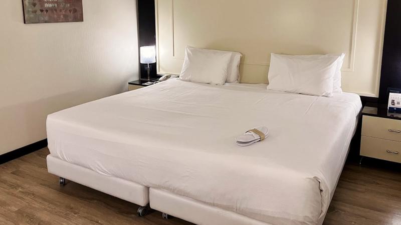 ベッドのサイズもゆったり（ベッドの上にはスリッパ）