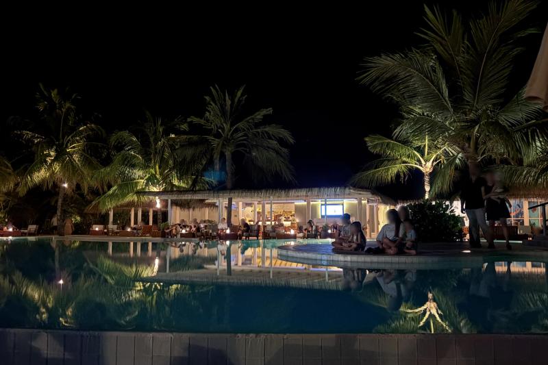 夜のプールとバー（ケミストリー）も幻想的な雰囲気でした。日によってはDJがクラブミュージックをかけて、ノリノリな感じでした