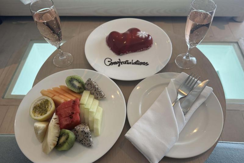 特典のフルーツなど！ シャンパンはお酒が苦手なことを伝えて、ノンアルコールにしていただきました