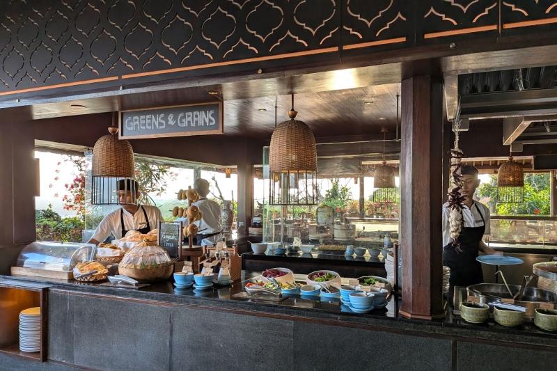 アジア料理コーナーでは茹でたての麺やお寿司をいただきました。全体的にヘルシーです