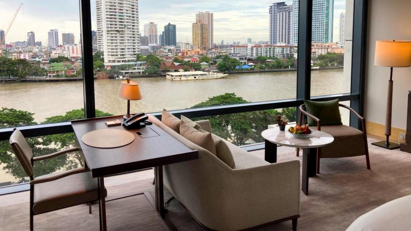 大きな窓からのチャオプラヤー川の眺め