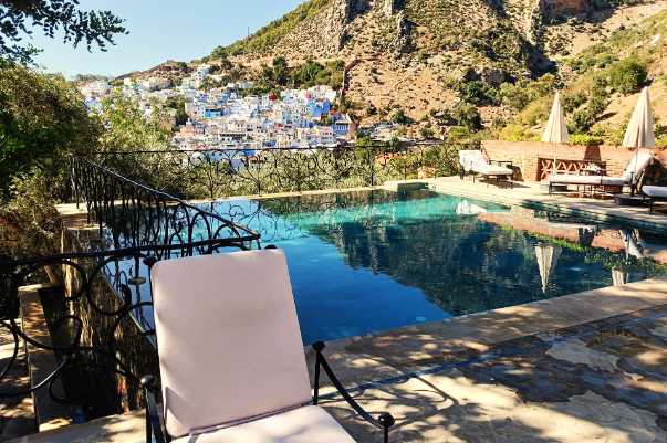 プールからも青い街の絶景が見える