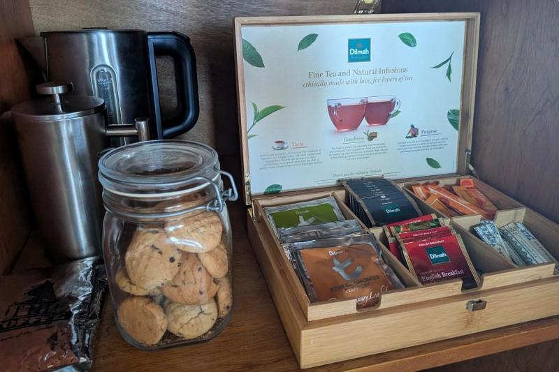 ミニバーにはハンドメイドのクッキーも。お茶のお供にぴったりですね