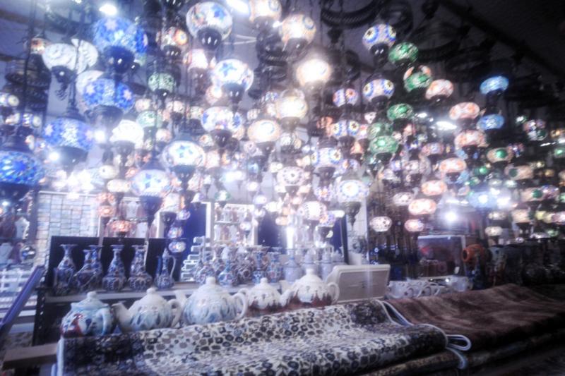 カッパドキアの市場の幻想的なモザイクランプ