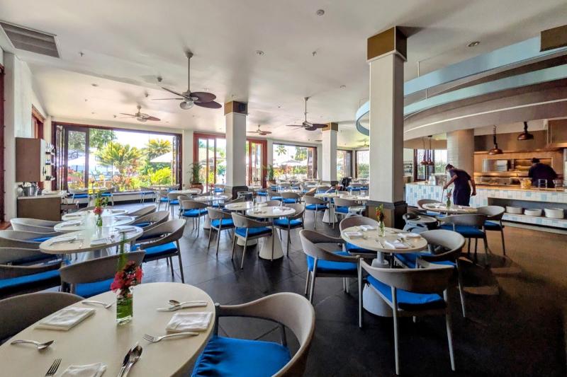 ビュッフェスタイルで各国の料理を朝食と夕食で楽しめる「バザールキッチン＆バー（Bazaar Kitchen and Bar）」