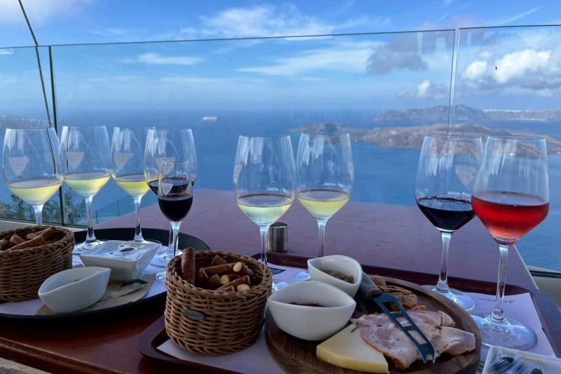 絶景を眺めながらサントワインでのワインテイスティング（サントリーニ島）