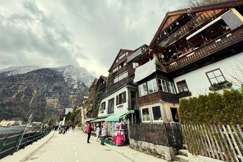 湖畔を背にして左に向かって歩きます