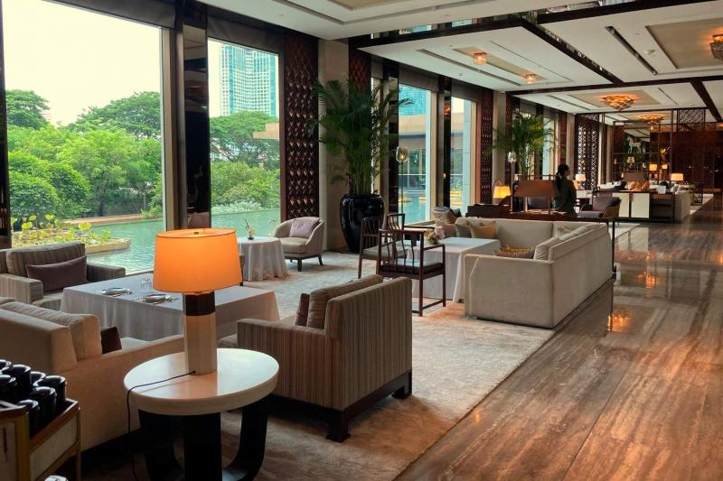 緑豊かな木々を眺めるロビー