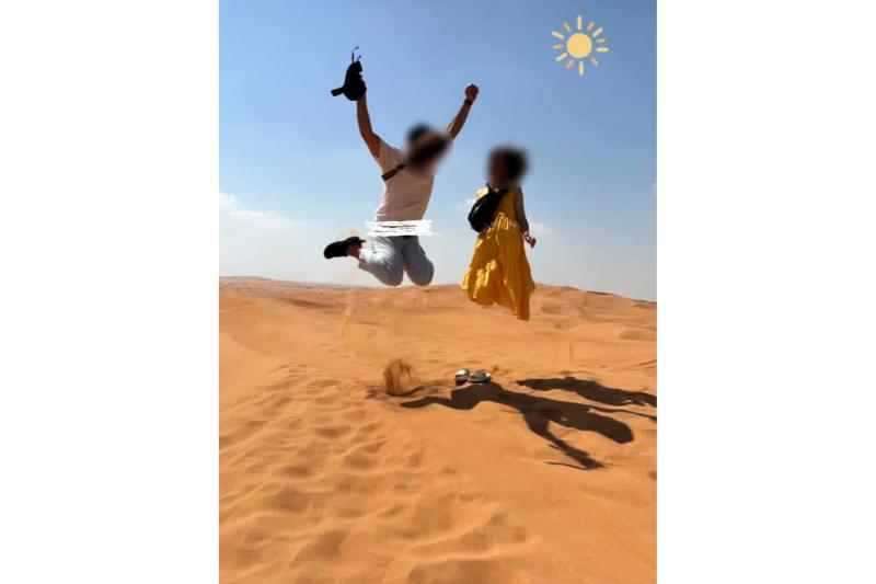 ドバイの広大な砂漠で、思いっきりジャンプ！