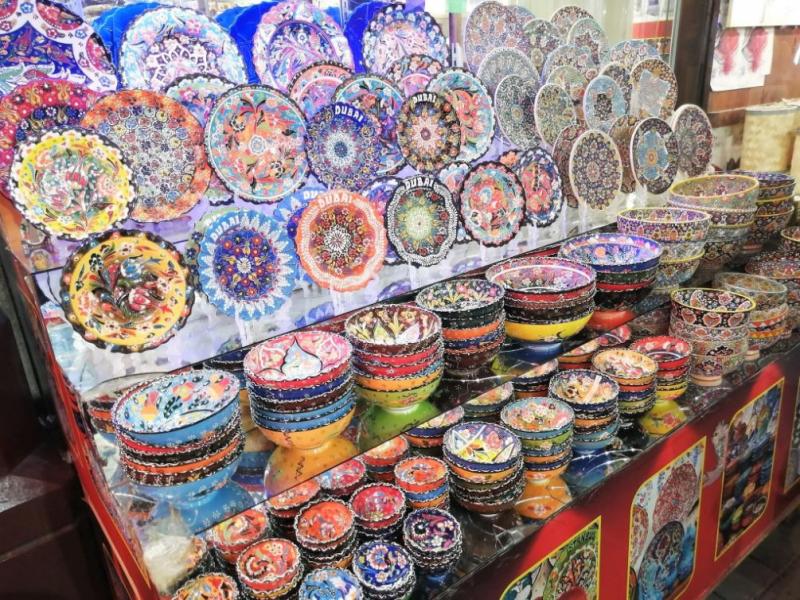 スパイス以外のかわいい雑貨屋さんなどもあります。こちらはトルコの陶器のお店。カラフルでかわいらしいですね♪ 