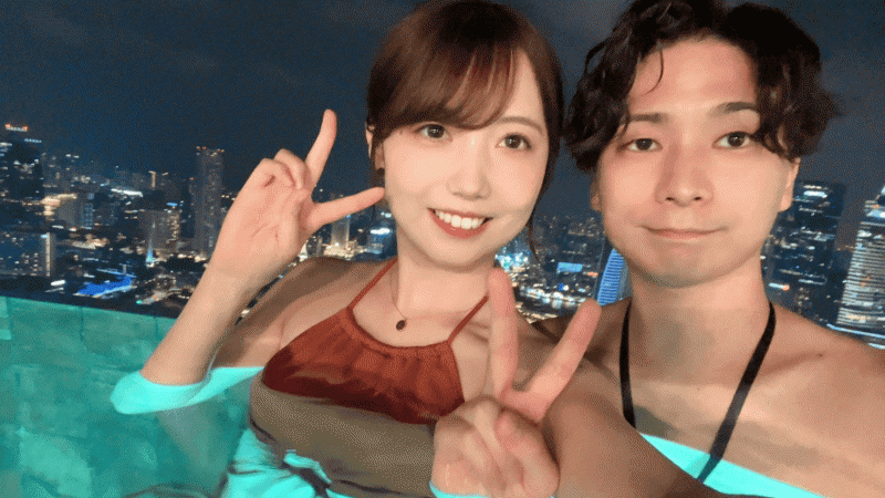 シンガポールの夜景をバックに
