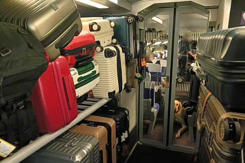 早めに乗車して荷物を置かないとこんなにいっぱいに…