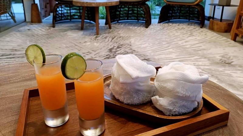 カルテを書いている時の冷たいおしぼりとドリンクのサービス