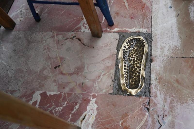 巡礼者を導く足あと