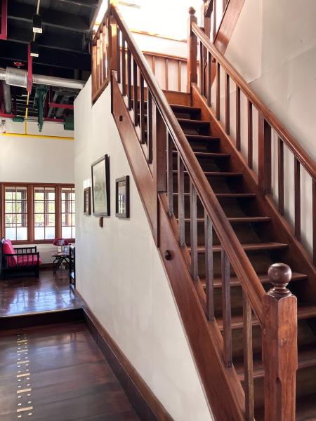 階段を上がると…