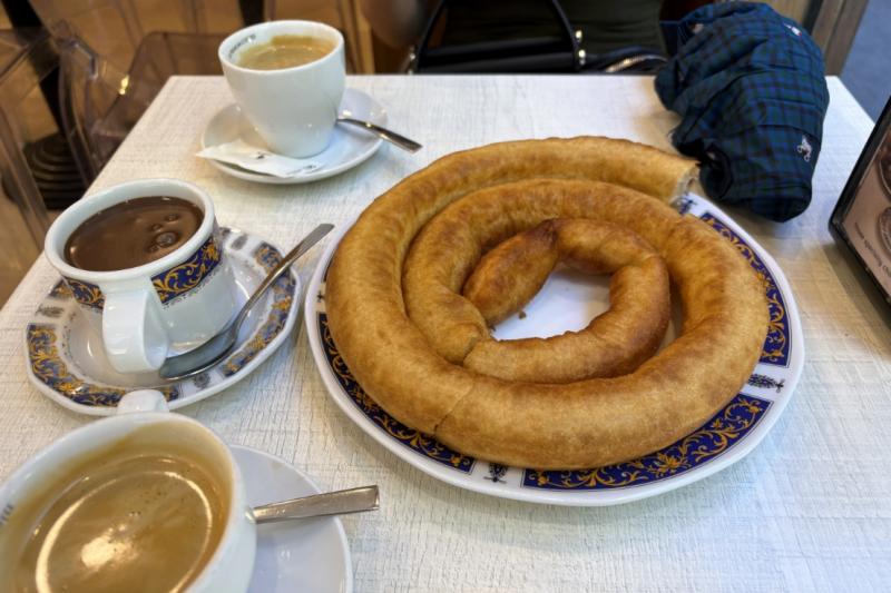 ポラス（スペインの揚げ菓子）とホットチョコレート