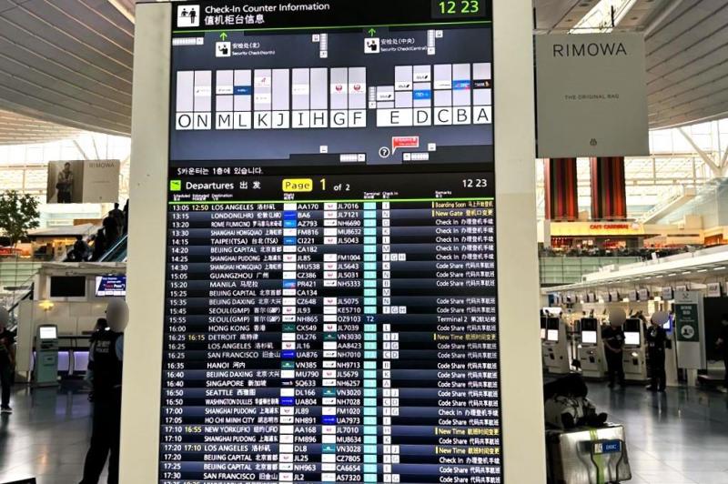 通常、空港でのチェックインは、出発時刻の3時間前から受付が開始されます。訪日の方々が大勢いらっしゃる昨今は、それ以上前からカウンターの前に長蛇の列ができていることもしばしば。できる限り早めに、カウンターへお越しいただくことをおすすめいたします。また、事前のオンラインチェックインも必ず行っておくことをおすすめいたします。事前にオンラインチェックインを済ませておきましたら、空港では荷物を預けるだけのカウンターを利用することができます。そこには、長蛇の列ができていることは少なく、待ち時間を短縮することができます。
