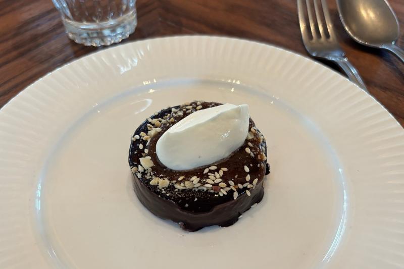 デザートのチョコレートには上に味噌が乗っかっていました。なんとも斬新！ 会食したオージーの女性は絶賛していました。私は…味噌はのせなくて良いのでは、と思ったのは、きっと私が日本人だからでしょう（笑）。とりあえず、味噌は味噌、チョコはチョコという感じで、決して交わってはいなかった気がします（笑）。チョコレートは濃厚！