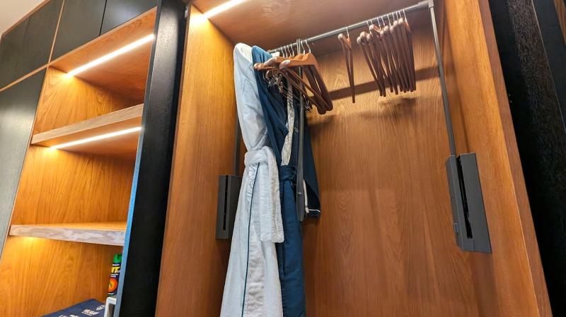 クローゼットのハンガーラックは手前にスライドし下りてきます