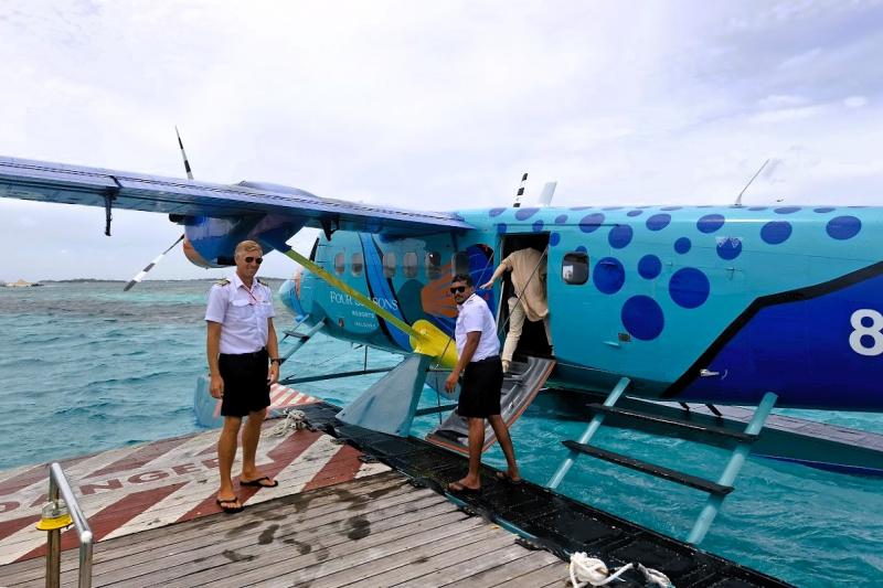 今回は、フォーシーズンズのプライベート水上飛行機、鮮やかなブルーの「フライング トリガーフィッシュ号」に乗りました。