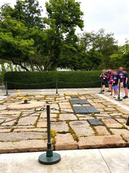 アーリントン墓地にあるジョン F ケネディの墓。そばには修学旅行の子どもたち！