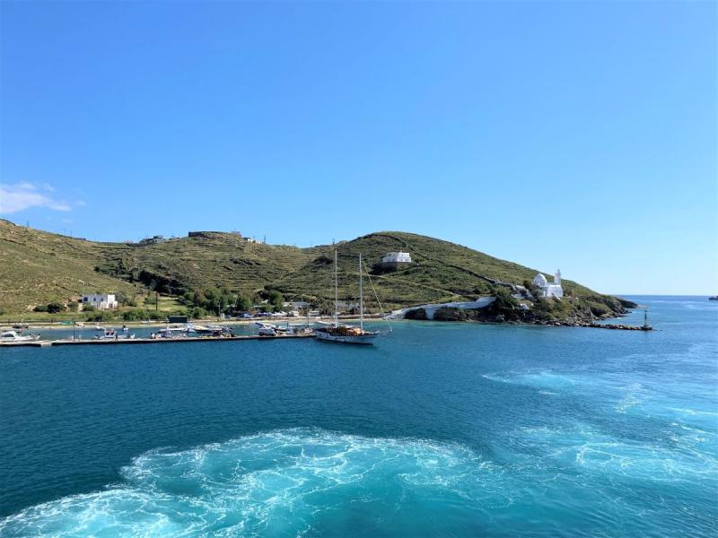 今回のフェリーは、パロス、ナクソス、イオスという島の港を経由して、サントリーニ島へ到着です