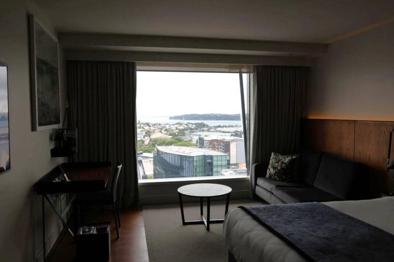こちらがザ グランド バイ スカイシティで宿泊したお部屋です。スカイタワーやオークランドの景色が見渡せて、とても素敵な眺めでした。また、バスタブがあり、ゆっくりお湯に浸かれたのがよかったです。ホテルからオークランド空港行きのバス乗り場にも近く、スムーズに空港に向かうことができました！