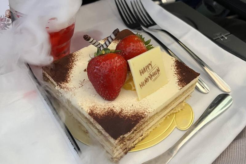こちらはシンガポール航空の機内でいただいたハネムーンケーキ