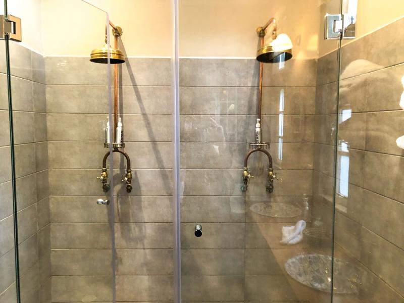 独立式のシャワールームにはシャワーが2つありました
