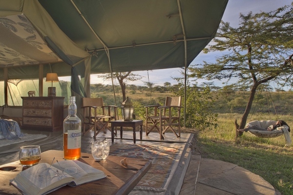 リチャーズ キャンプ（ケニア）マサイマラ国立保護区に隣接する私営保護区にあるラグジュアリーでプライベート感溢れるロッジ。7室のみのテントタイプの開放的なお部屋を貸切できます。高級感溢れるナチュラルな家具が配され、洗練された雰囲気は、サバンナの真ん中に滞在しているとは思えないほど。《❷》