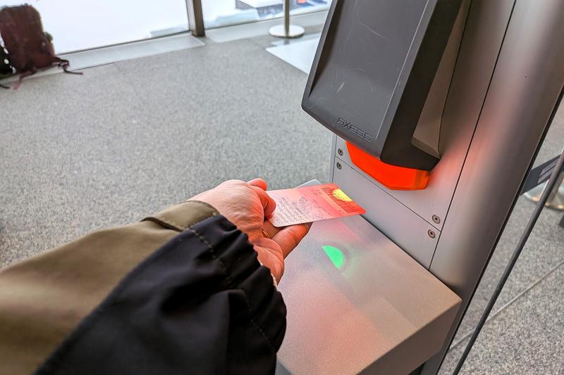 ここでもバーコードを読み込んで駅に入場します