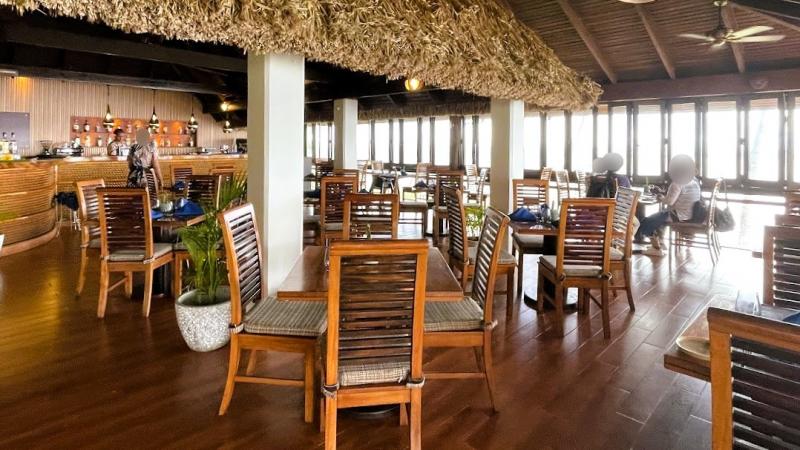 写真は店内の様子です。コーラルコーストのビーチを一望でき、昼夕でアラカルト料理を提供しています。