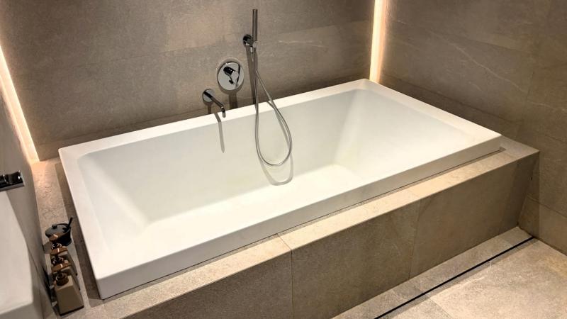 およそ1.5mほどの長さの浴槽。浴槽があるのはありがたいですね