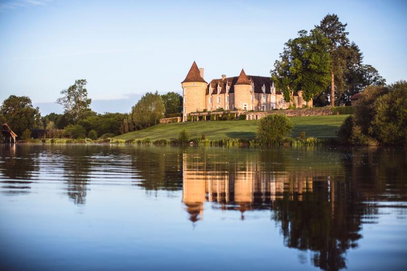 ドメーヌ デ ゼタン（フランス）フランス南西部、マシニャックというのどかな村に建つ13世紀のお城を改装した5つ星リゾート。2,500エーカーもの広大な敷地には、7つの池、農家や森、牧草地が点在し、フランスの田舎の風情を満喫できます。快適に過ごせるよう新しい設備も取り入れ、世界的ホテルブランド「スモール・ラグジュアリー・ホテルズ・オブ・ザ・ワールド」のメンバーにもなっています。