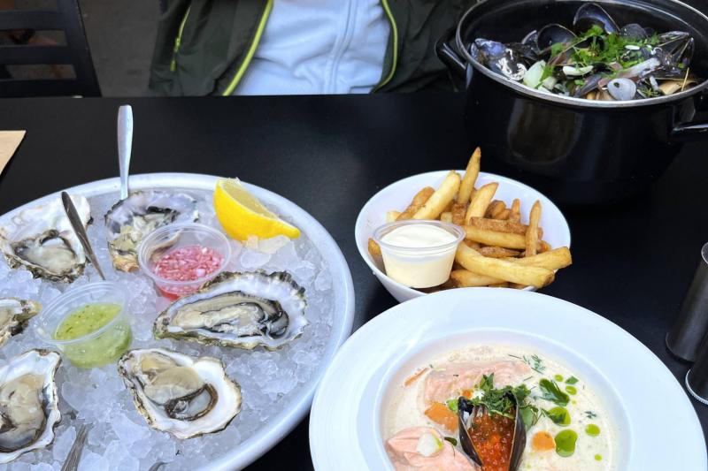 オスロのヴルカンフィスクにてフィッシュスープ・生牡蠣・ムール貝