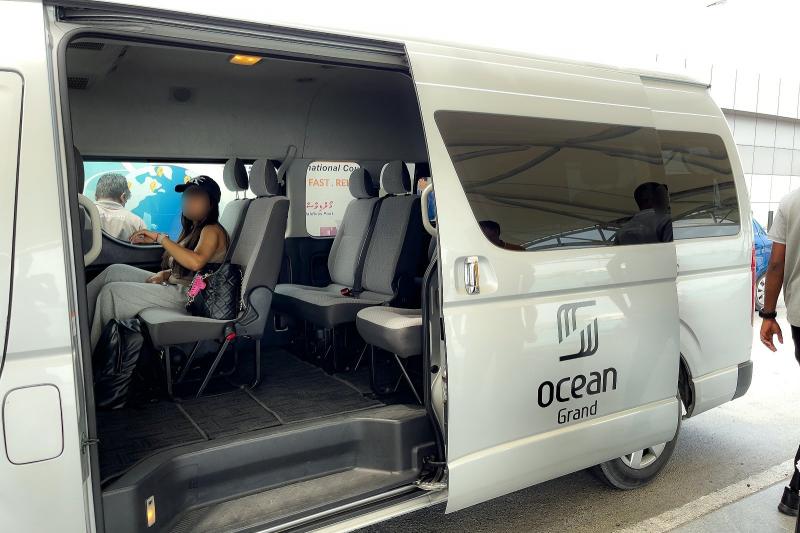 こちらの混載車でホテルへ向かいます