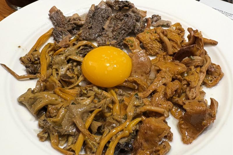 バル「Ganbara」でのキノコソテー