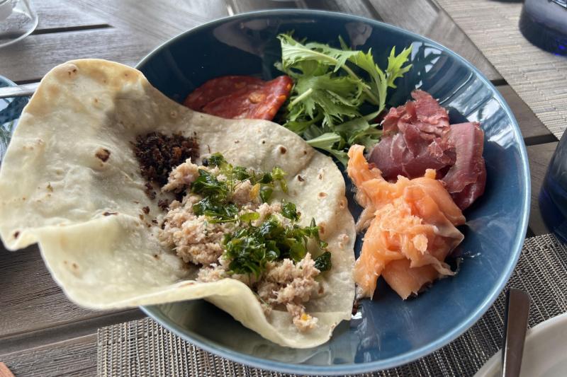 マスフニなどを包んで食べる料理