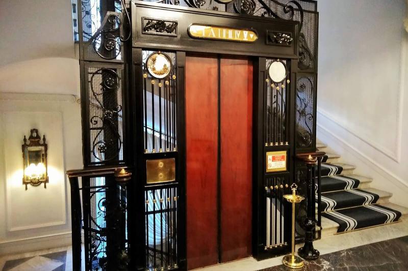 1920年代のスタイルを残したレトロなエレベーター