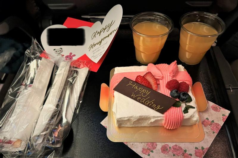 シンガポール航空の機内でサプライズケーキ
