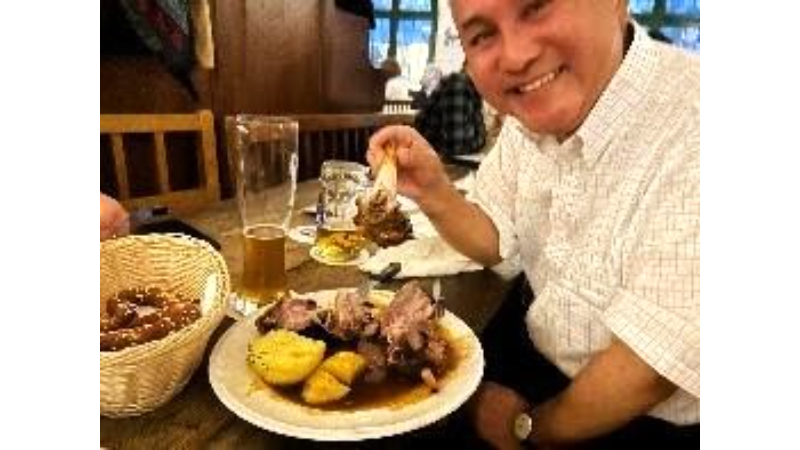▶ホフブロイハウス知名度No.1のビアホール（写真：ホフブロイハウス）。1階はビールと軽食が中心で、世界中からの観光客が多い印象。塩味強めのシュバイネハクセ（骨付き豚のすね肉グリル）でビールがすすみます。HBビールがうまい！ 