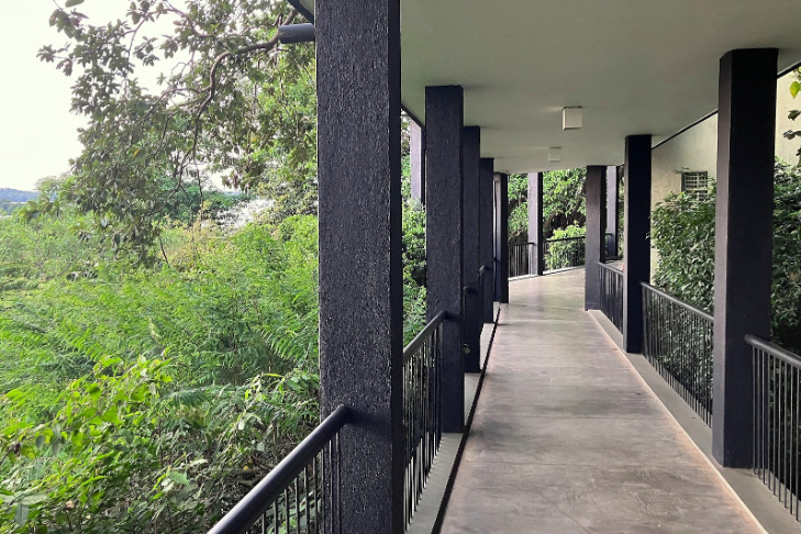 ダンブッラ ウィングへ向かう回廊（左手には湖が見えます）