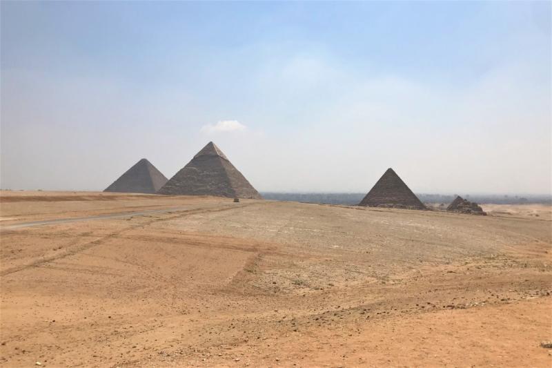 ギザの三大ピラミッド（3つのピラミッドを見渡せる少し遠い場所からの撮影）